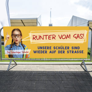 Absperrgitter-Banner auf Messegelände