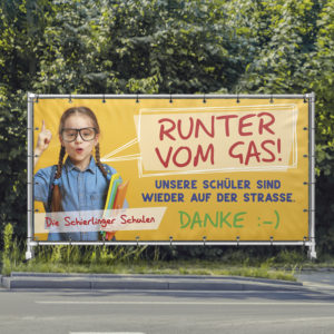 Bauzaunbanner Runter vom Gas vor Grünanlage