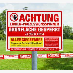 Hinweisschild beim Eichenprozessionsspinner vor Parkanlage mit Aufschrift Grünfläche gesperrt