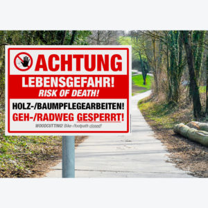 Hinweisschild im Wald mit Aufschrift Vorsicht Lebensgefahr Baumarbeiten