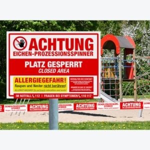 Hinweisschild Eichenprozessionsspinner mit Aufschrift Spielplatz gesperrt