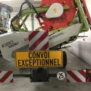 Hecktafelsystem Convoi Exceptionnel an Landmaschine befestigt