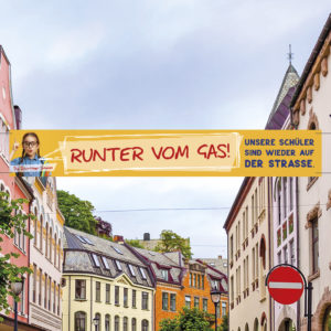 Straßenbanner Runter vom Gas in der Stadt