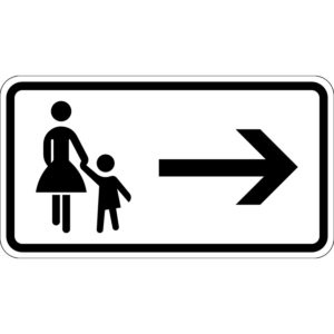 Weißes Hinweisschild mit Fußgängern und Pfeil nach rechts