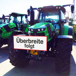 Überbreite folgt an Traktor
